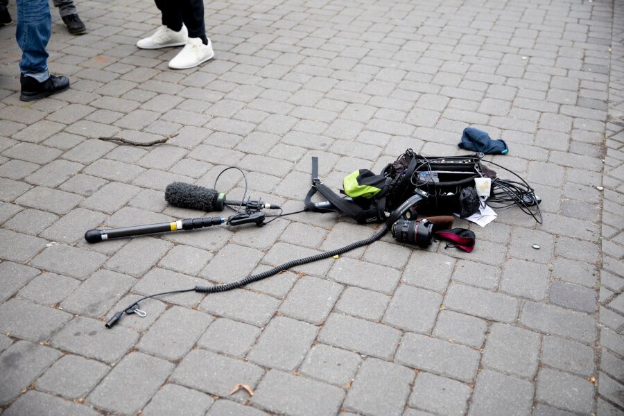 "Tag der Pressefreiheit" - Lage weltweit verschlechtert - Die Ausrüstung eines Kamerateams liegt nach einem Übergriff in Berlin auf dem Boden.