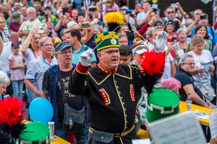 Tag der Sachsen in Aue: 21.000 Menschen singen das Steigerlied - Vor der Vereinsbühne haben die Besucher gemeinsam das Steigerlied gesungen.