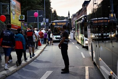 Tag der Sachsen in Aue: Warum Besucher länger auf den Bus warten müssen - An den Bushaltetellen an der Schneeberger Straße in Aue ist es am Samstagabend eng geworden.