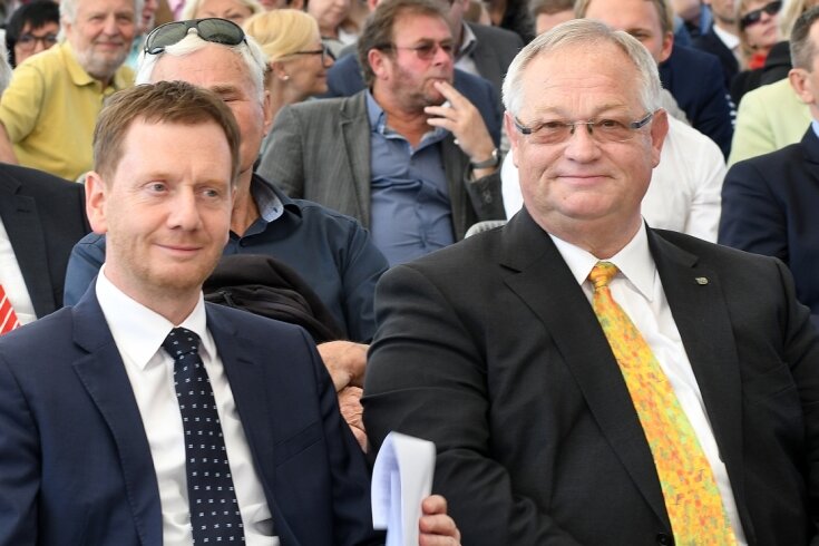 Für Sachsens Ministerpräsidenten, Michael Kretschmer, und Frankenbergs Bürgermeister, Thomas Firmenich (r.), ist die Absage des gemeinsam vorangetriebenen Tages der Sachsen 2022 eine Niederlage. Hier freuten sich die Politiker bei der Eröffnung der Landesgartenschau 2019 an der großen Bühne in der Zschopauaue. 