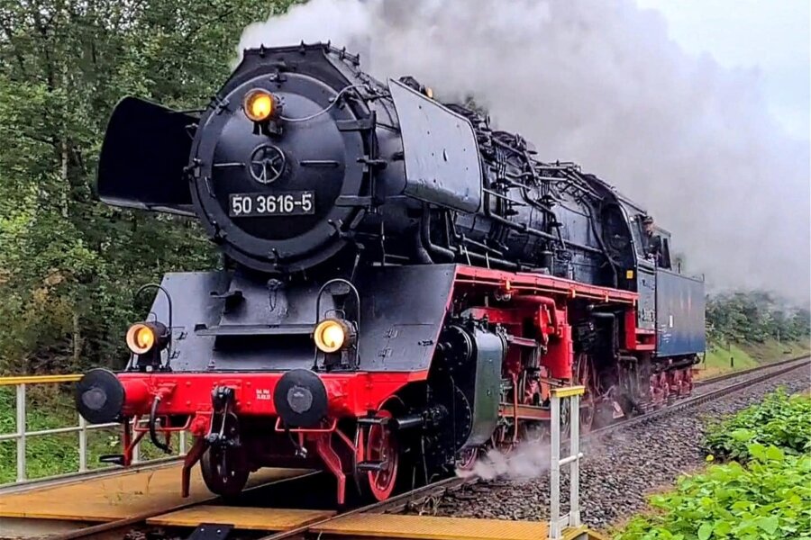 Tag der Schiene in Schwarzenberg: Nach langer Zwangspause dampft diese Lok durchs Schwarzwassertal - Endlich wieder zu Hause: Die Dampflok 50 3616 ist nach fast sechs Jahren aus Meiningen zurück in Schwarzenberg. Geplant war „nur“ eine Hauptuntersuchung im Dampflokwerk, doch es gab unliebsame Überraschungen an der alten Lok.