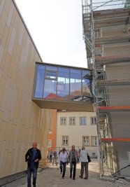 Tag der Städtebauförderung: Wo in Freiberg und Flöha Altes auf Modernes trifft - Eine gläserne Brücke schafft die Verbindung zwischen Alt- und Neubau.
