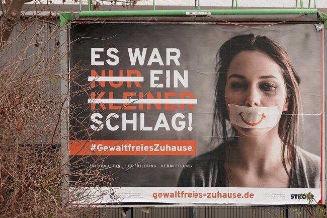 Der Verein "Gewaltfreies Zuhause Sachsen" macht mit Plakaten auf das Thema aufmerksam. 
