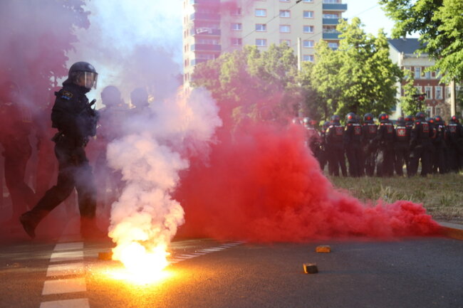 "Tag X" in Leipzig im Newsblog: Erneutes Demoverbot, Kritik an Einsatztaktik der Polizei - Bei der Demo am Alexis-Schumann-Platz flogen Flaschen, Steine und Pyrotechnik.