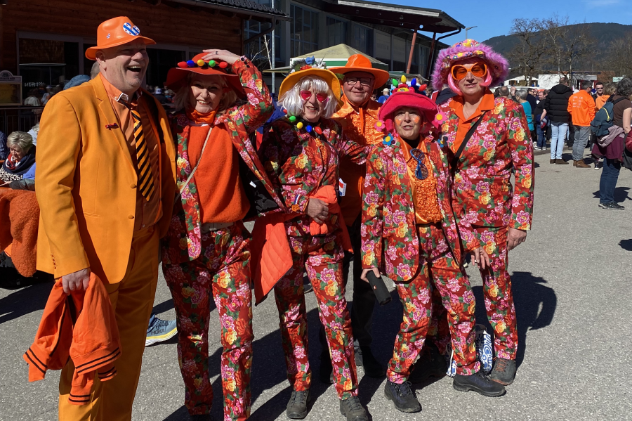 Vor allem die Fans aus den Niederlanden machen Eisschnelllauf-Weltmeisterschaften zu einer großen Party. Das galt auch in Inzell, wo zum Beispiel diese vier Blumenfrauen für zahlreiche Fotos posieren mussten.