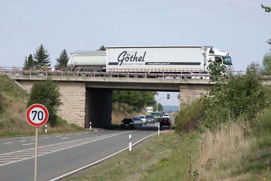 Auch die Autobahnbrücke nahe der Anschlussstelle Zwickau-Ost, unter der die Lößnitzer Straße (S 283) entlang führt, wird geprüft. 