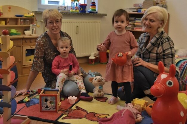 Seit Montag in der Talstraße 11 in Adorf zu finden: Felicitas Herrmann (links) mit Mitarbeiterin Sabine und Kindern. 