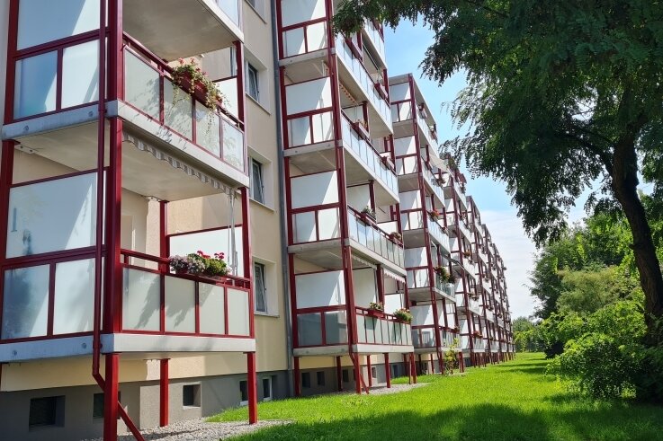 Tagespflege mit 20 Plätzen geplant - In der Richard-Wagner-Straße 2-14 in Frankenberg hat die AWG diese Balkone errichten lassen. 