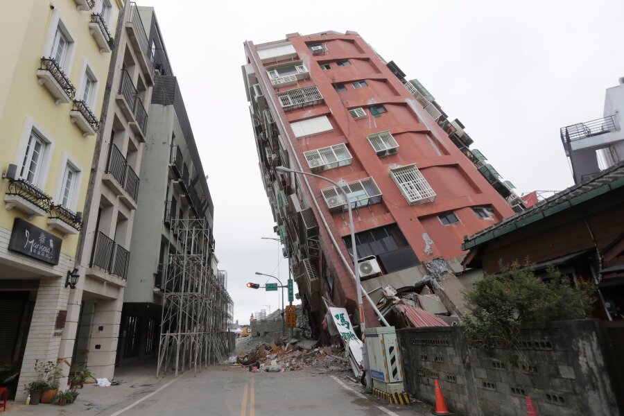 Taiwan: Weitere Tote nach Erdbeben entdeckt - Ein teilweise eingestürztes Gebäude in Hualien. Taiwan liegt am Rand zweier tektonischer Platten und ist deshalb ein erdbebengefährdetes Gebiet.