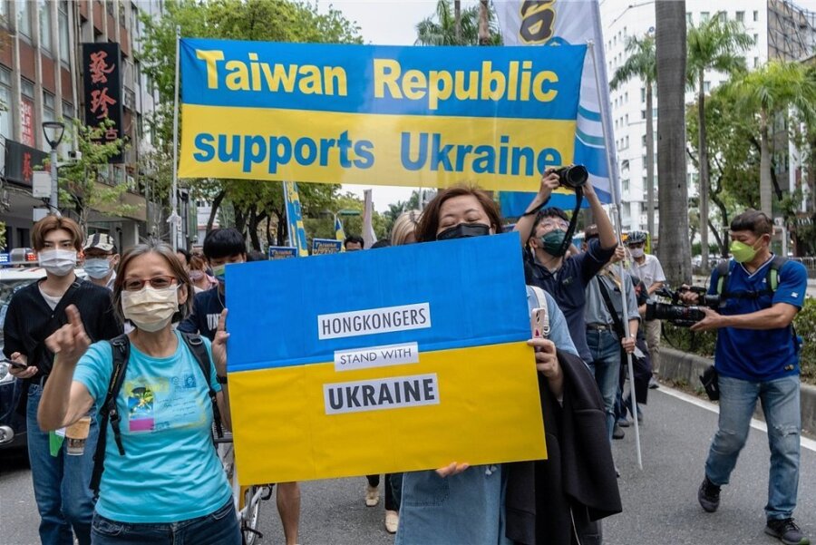 Demonstranten in Taipeh erklären sich solidarisch mit der Ukraine. Russland, ein autoritärer Staat, der aus Größenwahn seinen kleineren Nachbarn, noch dazu eine junge Demokratie, angreift? Die Parallelen zu China sind für die Menschen in Taiwan mehr als offensichtlich. 