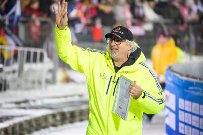 Taktgeber des Skisports: Manfred Deckert erhält den Ehrenbrief des DSV - Manfred Deckert freut sich mit den Fans in der Arena.