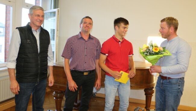 Glückwünsche für Sid Wetzel (Zweiter von rechts) überbrachte Michael Pohl, Bürgermeister von Pausa-Mühltroff. (rechts). Stolz sind der Vereinsvorsitzende Ulrich Leithold (links) und André Wetzel, Vater und KSV-Präsident.