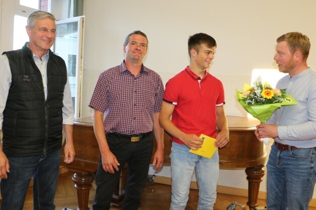 Glückwünsche für Sid Wetzel (Zweiter von rechts) überbrachte Michael Pohl, Bürgermeister von Pausa-Mühltroff. (rechts). Stolz sind der Vereinsvorsitzende Ulrich Leithold (links) und André Wetzel, Vater und KSV-Präsident.