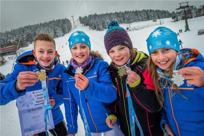 Talente mit Feuereifer bei der Sache - Die alpinen Skiläufer vom TSV Pobershau Lennard Seerig, Luise Seubert, Mia Walther und Marie Franke (v. l.) freuen sich über ihre Schneekristall-Medaillen.