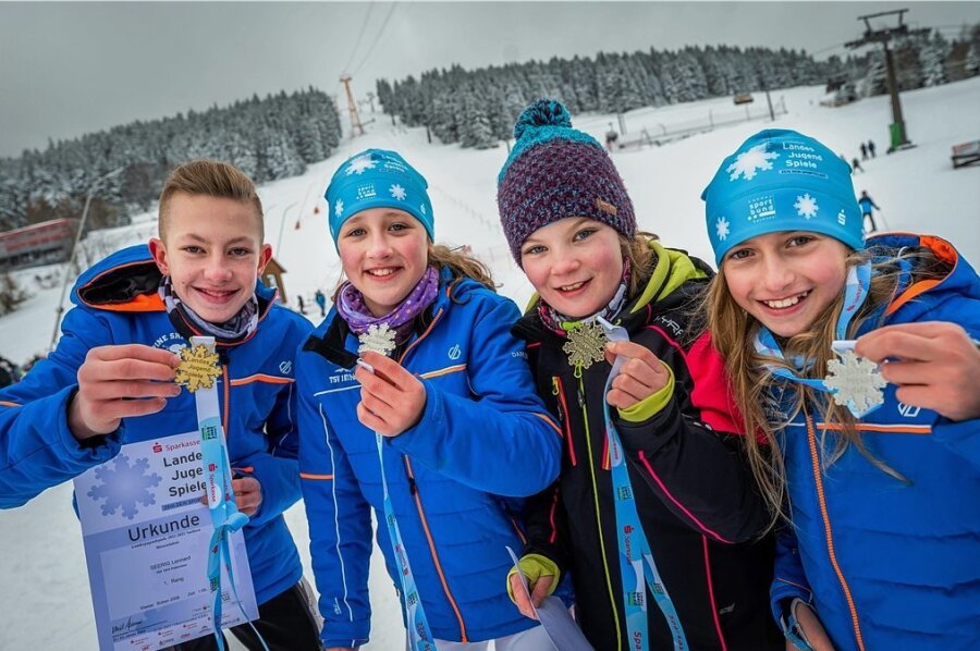 Die alpinen Skiläufer vom TSV Pobershau Lennard Seerig, Luise Seubert, Mia Walther und Marie Franke (v. l.) freuen sich über ihre Schneekristall-Medaillen.