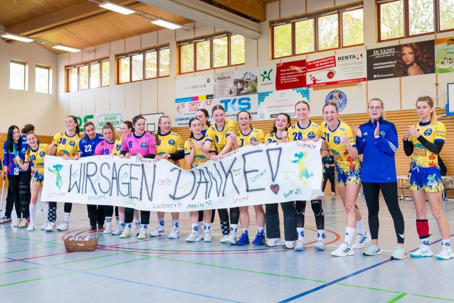 Talentschmiede Marienberg krönt Aufholjagd in der Handball-Sachsenliga mit Bronze - Nach Spielende bedankten sich die HSV-Spielerinnen mit einem großen Banner bei den Fans für die tolle Unterstützung.