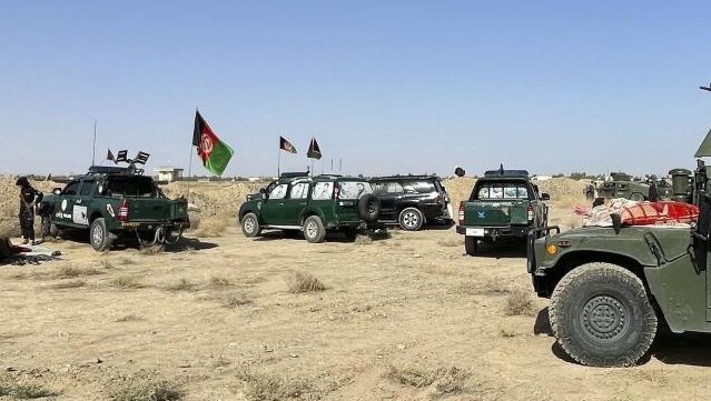 Taliban: Kämpfer sollen nicht nach Kabul eindringen - Afghanische Militärfahrzeuge stehen während der Kämpfe zwischen den Taliban und afghanischen Sicherheitskräften in Kandahar südwestlich von Kabul.
