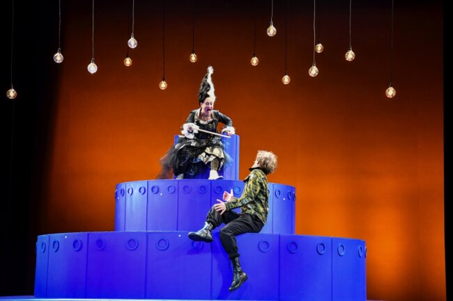 "Talisman"-Premiere am Mittelsächsischen Theater: Der schöne, verlogene Schein - Conny Grotsch als Frau von Cypressenburg und  Alexander Donesch als Titus Feuerfuchs.