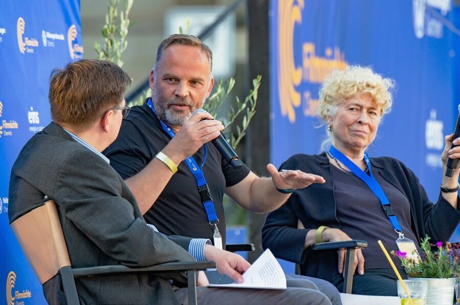 Wie gefährdet ist die Demokratie? Dirk Neubauer (Mitte) und Gesine Schwan im Gespräch mit Moderator Volker Tzschucke. 