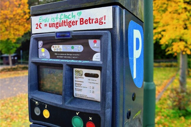 Talsperre Kriebstein: Parken wird teurer, neues Bezahlsystem kommt - Der Parkschein-Automat auf dem Großparkplatz der Talsperre Kriebstein.