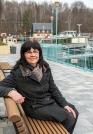 Talsperre Kriebstein: So schön ist der neue Hafen - Die Chefin des Zweckverbands Kriebsteintalsperre, Sylvia Reiß, freut sich über die neue Hafenpromenade.