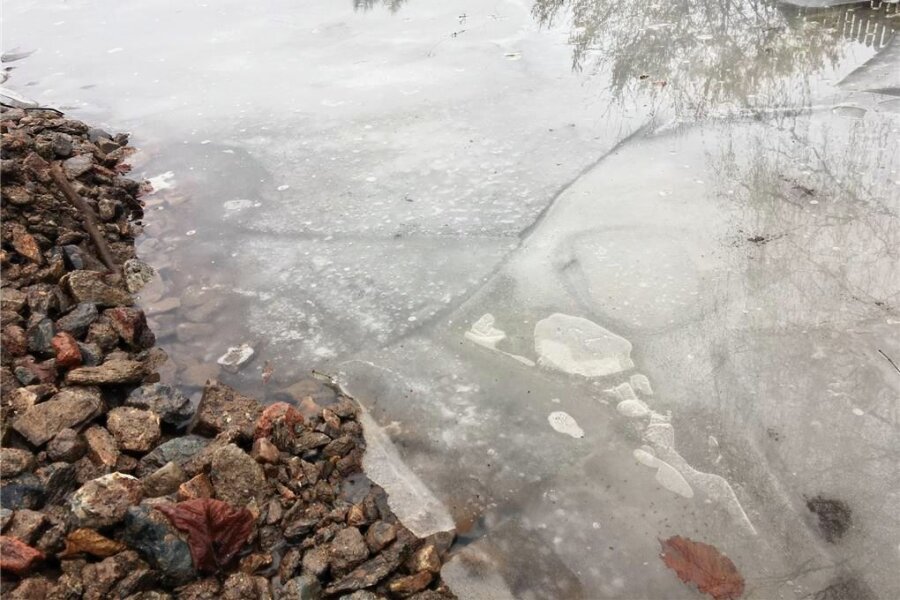 Talsperre Malter: Polizei holt Kinder vom Eis - Gerade bei Tauwetter sollten Eisflächen - hier ein Symbolfoto - keinesfalls betreten werden. 