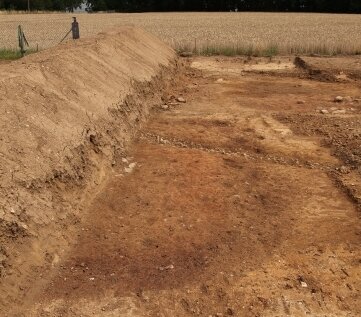 Talsperre Pöhl: Archäologen legen ein Stück Mittelalter frei - Die halbrunde, dunklere Struktur markiert einen Verhüttungsplatz.