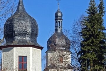 Die Taltitzer Dorfkirche im Hintergrund neben dem Eckturm des früheren Rittergutes.