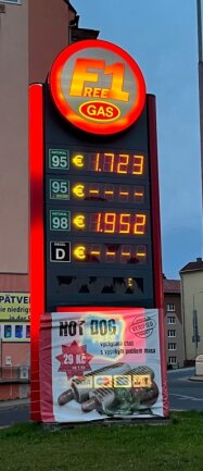 Tank-Rabatt: Lohnt nun der Tanktrip über die Grenze? - An der Free1-Tankstelle in Weipert kostete Super am Mittwochabend 1,72 Euro. 