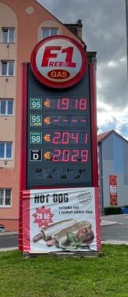 Tank-Rabatt: Lohnt nun der Tanktrip über die Grenze? - Am Donnerstagvormittag war der Super-Preis auch an dieser Tankstelle deutlich erhöht worden.