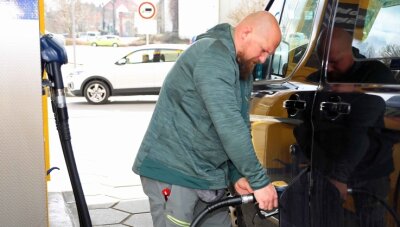 Tanken fährt nur noch, wer nicht anders kann - Christian Weiß aus Werdau betankt sein Fahrzeug, mit dem er täglich auf Arbeit fährt und mit der Familie unterwegs ist. 