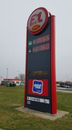 Tanken: Warum der Trip nach Tschechien sich nur für wenige lohnt - Gilt als teuer: Tankstelle F1 in Hranice.
