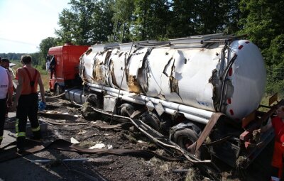 Tanklaster mit ätzender Fracht kippt um - Autobahn 4 stundenlang gesperrt - 