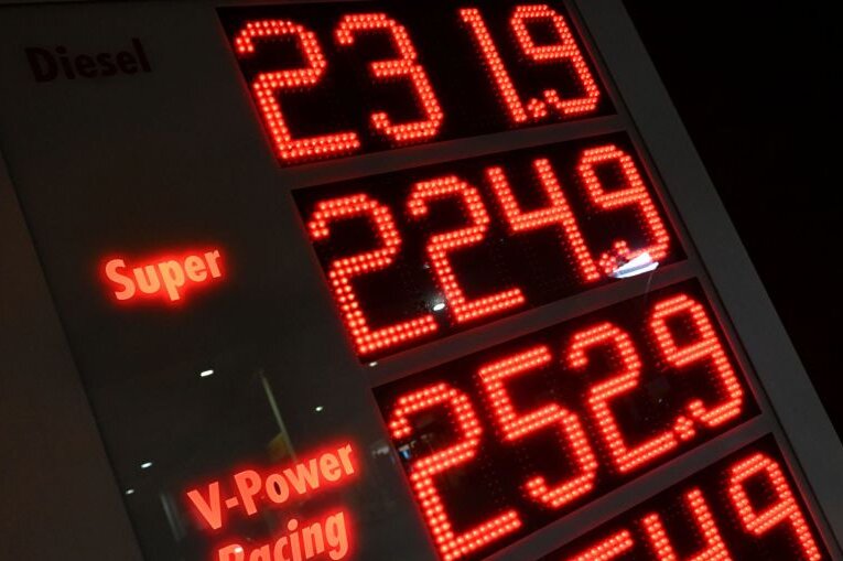 Preise für Superbenzin und Diesel an einer Anzeigetafel in der Nacht nach dem Umschalten zu einem höheren Preis an einer Tankstelle in München.