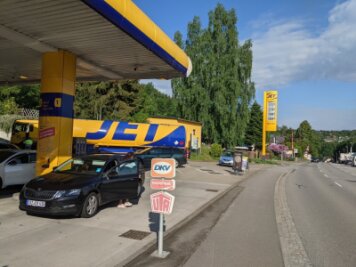 Tankrabatt: Im Erzgebirge purzeln die Spritpreise kräftig - An der Jet-Tankstelle in Bad Schlema kostete der Liter Super 40 Cent weniger als am Dienstag.