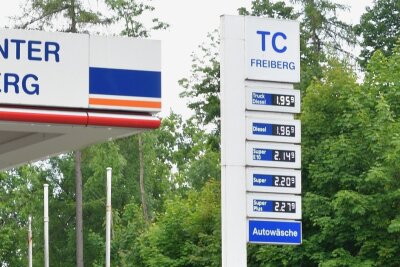 Tankrabatt: Was beim Kunden in Mittelsachsen ankommt - Noch am Dienstag gegen 11 Uhr lagen Benzinpreise an der Tankstelle TC an der Kleinschirmaer Straße in Freiberg über zwei Euro.