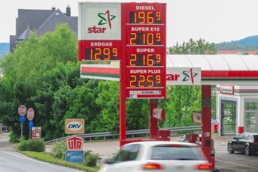 Tankrabatt: Was Erzgebirger am Mittwoch erwartet - Sollen bald spürbar sinken: die Spritpreise. 