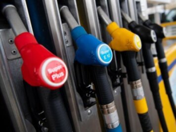 Tankstelle: Autofahrer reißt Zapfschlauch ab - 