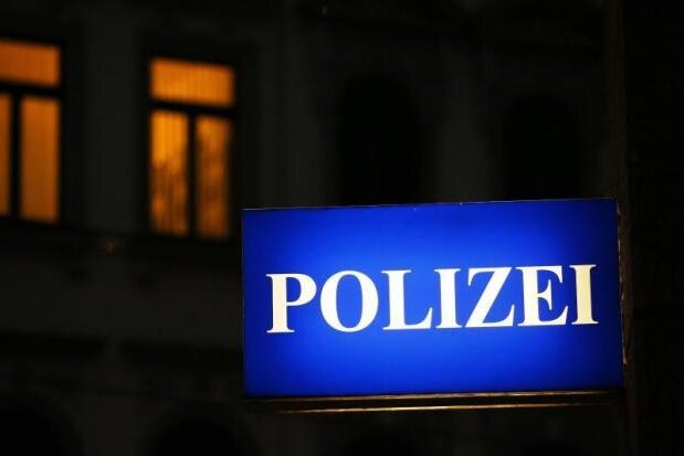 Tankstelle in Plauen: Mann bedroht Kassiererin mit Pistole - 