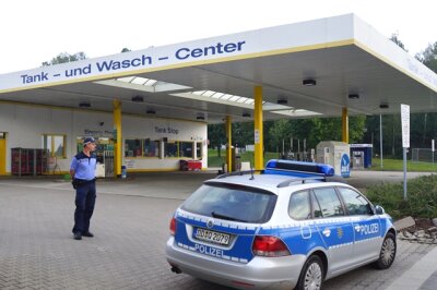 Tankstellenüberfall in Kirchberg: Angestellte über Nacht in Kundentoilette eingesperrt - 