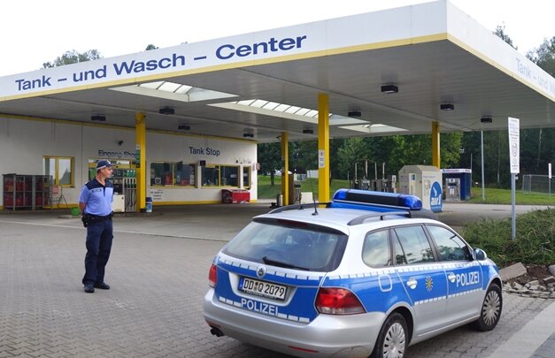 Tankstellenüberfall in Kirchberg: Angestellte über Nacht in Kundentoilette eingesperrt - 