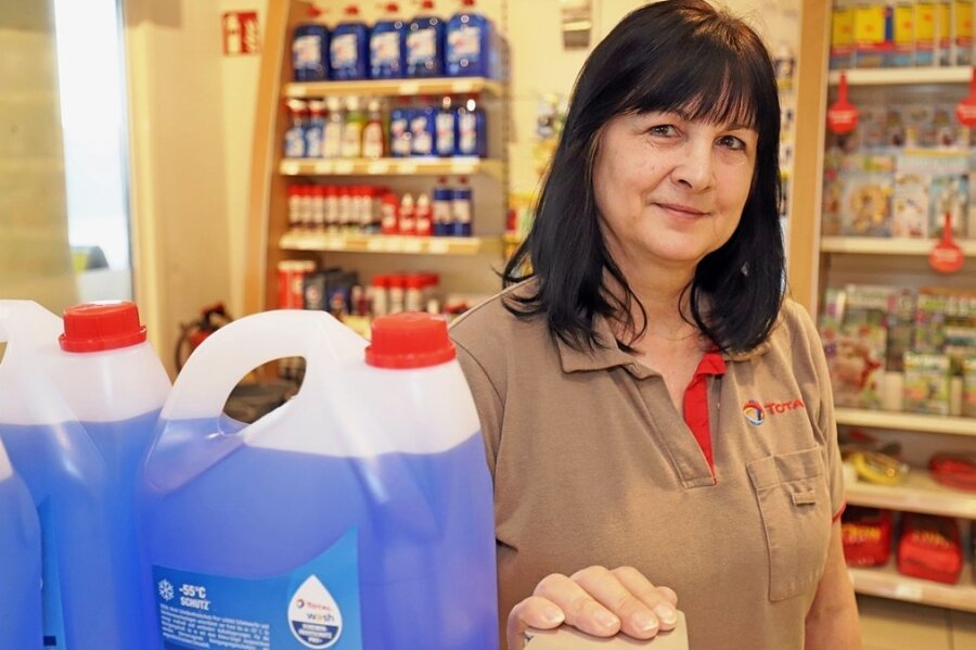 Tankwartin über Benzin- und Dieselpreise: Ob 2 oder 5 Euro - ich hab nichts davon - Ellen Neumeister ist Pächterin der Total Energies-Tankstelle in Brand-Erbisdorf am Abzweig nach Langenau. Bislang hat ihr die Arbeit immer Spaß gemacht.