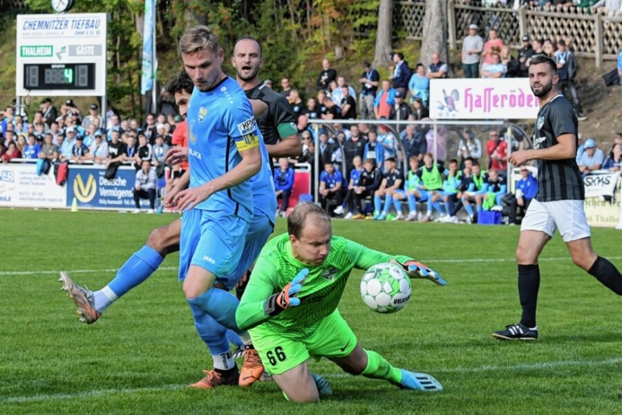 Tanne-Keeper Stefan Berger (Mitte) konnte sich gegen den Chemnitzer FC, in diesem Fall Kapitän Robert Zickert, mehrmals auszeichnen. 