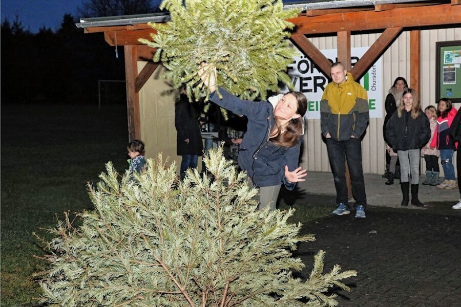 Tannenbaumwerfen und ein Besuch des Weihnachtsmanns - In Chursdorf flogen die abgeschmückten Tannenbäume durch die Luft. Anne Hamacher hatte sich eine andere Technik ausgedacht und schleuderte den Baum nach vorn. 