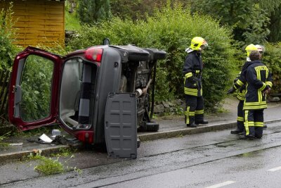 Tannenberg: Opel-Fahrer eingeklemmt - Ein schwerer Verkehrsunfall hat sich am Montagmorgen in Tannenberg auf der Annaberger Straße ereignet.