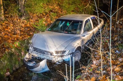 Tannenberg: Opel stürzt in Geyerbach - 