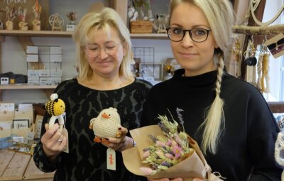 Tante Emma ist in Oelsnitz eine Madame - Inhaberin Madeline Hummel (rechts) mit einem Trockenblumen-Strauß von "Feder und Konfetti", ihre Schwiegermutter Carola Böhm präsentiert zwei Häkelarbeiten des Oelsnitzer Labels "Mjuk". 