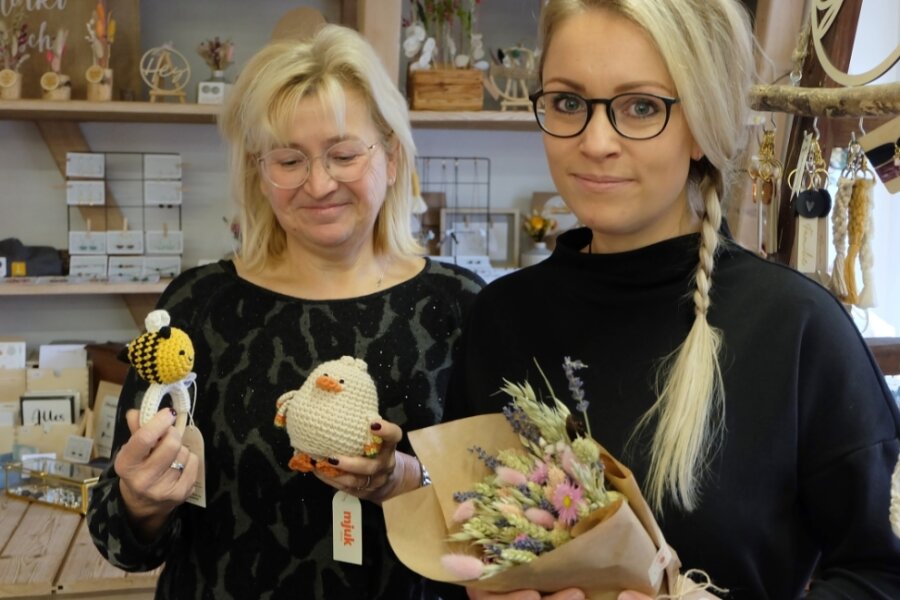 Inhaberin Madeline Hummel (rechts) mit einem Trockenblumen-Strauß von "Feder und Konfetti", ihre Schwiegermutter Carola Böhm präsentiert zwei Häkelarbeiten des Oelsnitzer Labels "Mjuk". 