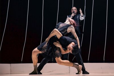 "Tanz Moderne Tanz": Poesie mit Doppelknoten - Hier wird sich miteinander verschlungen, was das Zeug hält: Das Stück "De-Set" der MN Dance Company untersucht Paarbeziehungen.