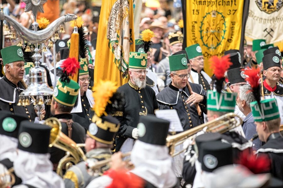Tanz, Musik, Show und große Parade: Die Bergstadt Freiberg feiert - 